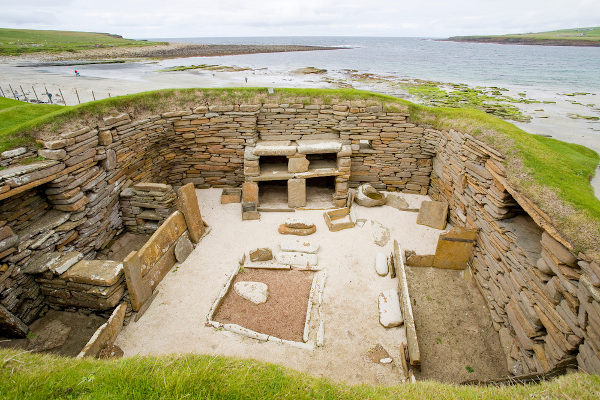 Assentamento neolítico Skara Brae, localizado no arquipélago Orkney, na Escócia, e datado entre 3180 a.C.-2500 a.C.