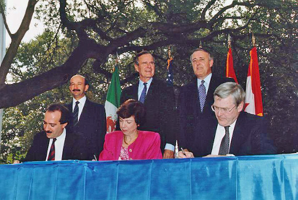 Na fileira de trás, Carlos Salinas de Gortari, George W. Bush e Brian Mulroney durante a assinatura do Nafta.