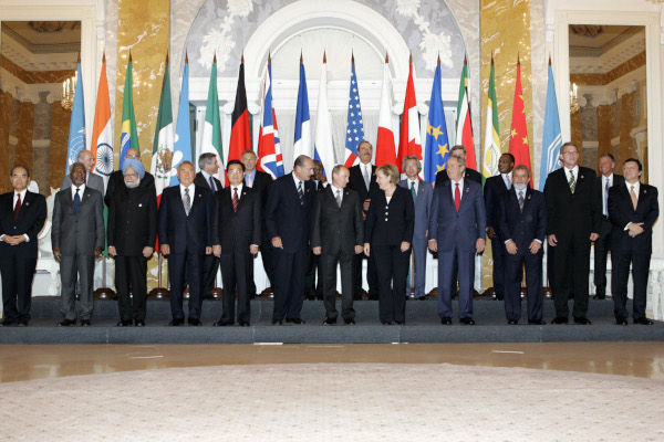 Líderes mundiais, entre membros e convidados, na Cúpula do G8, realizada em São Petersburgo, na Rússia, no ano de 2006. [3]