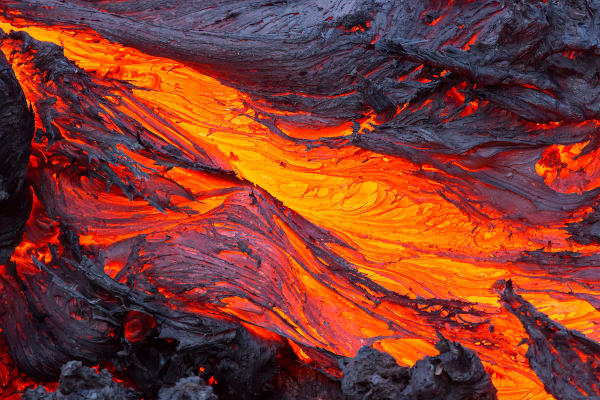 Lava vulcânica ou magma, material que compõe o manto terrestre.