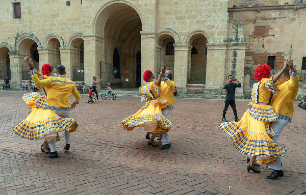 Dançarinos de merengue performando o ritmo nacional da República Dominicana no centro histórico da capital. 
