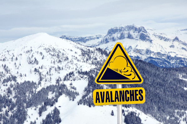 Placa sinalizando que determinada área é suscetível a avalanches.