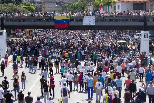 Protestos da população venezuelana contra o governo de Maduro.
