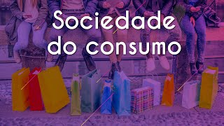 Escrito"Sociedade do consumo" sobre uma imagem de várias pessoas reunidas com várias sacolas de compras como representação da Sociedade do consumo.