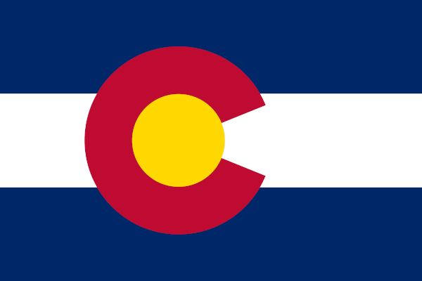 Círculo amarelo dentro de um C vermelho entre faixas azuis e branca na bandeira do Colorado.