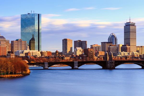 Vista horizontal de uma ponte e edifícios modernos da cidade de Boston, em Massachusetts.