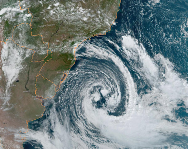 Imagem de satélite mostra um ciclone extratropical se aproximando da costa brasileira no mês de abril de 2023.