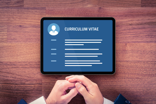 Curriculum vitae na tela de um tablet.