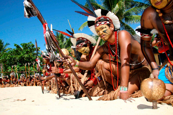Indígenas reunidos em trajes típicos.