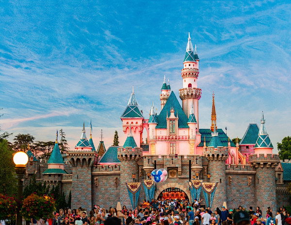 Castelo da Bela Adormecida, no parque temático Disneyland, um importante ponto turístico da Califórnia, nos Estados Unidos.