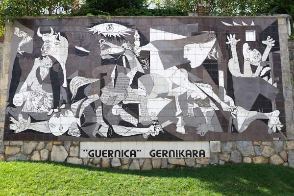 “Guernica”, de Pablo Picasso, representa a cidade espanhola de Guernica, bombardeada por alemães aliados ao franquismo.