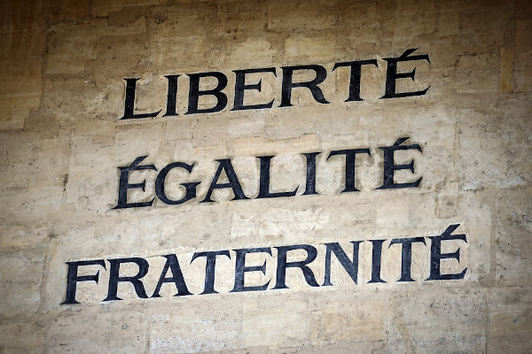 Parede de pedra com a inscrição “Liberté, egalité, fraternité”, lema da Revolução Francesa, marco da Idade Contemporânea.
