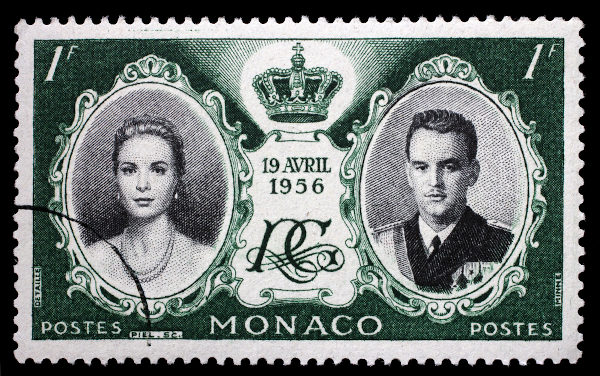 Selo postal de Mônaco com os rostos da atriz Grace Kelly e do príncipe Rainier.