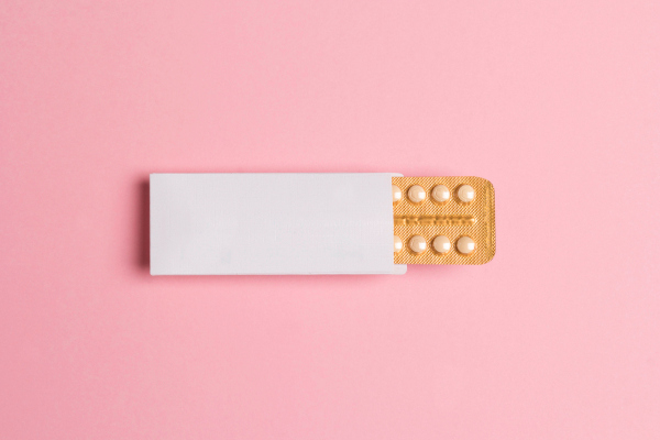 Cartela de anticoncepcionais feitos com progesterona e estrogênio sintéticos.