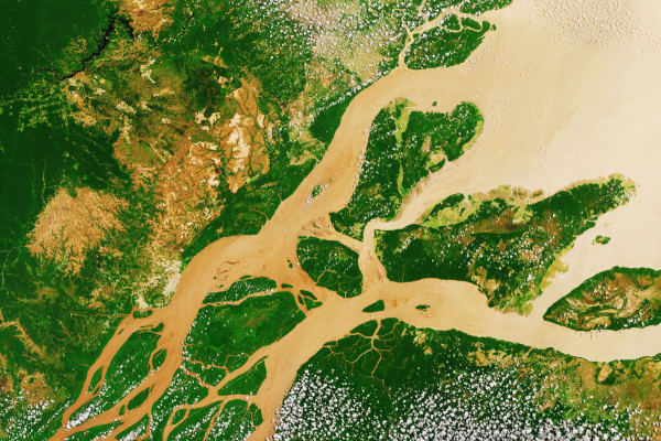 Vista aérea do delta do rio Amazonas, parte da hidrografia do Brasil.