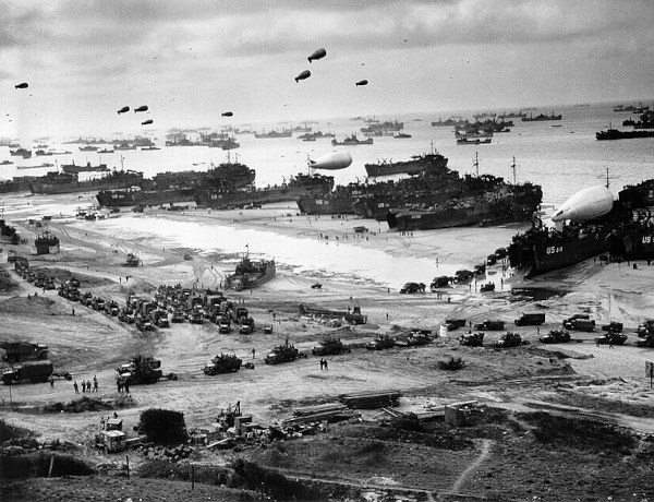 Tropas, tanques, navios, aviões desembarcando na Normandia para uma das principais batalhas da Segunda Guerra Mundial. 