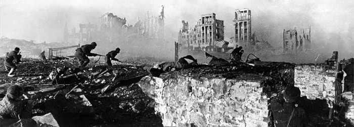Soldados lutando em Stalingrado, em uma das principais batalhas da Segunda Guerra Mundial. 