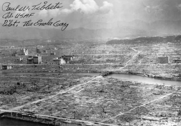 Cidade de Hiroshima após a bomba atômica lançada em 1945, uma das muitas das consequências da Segunda Guerra Mundial.