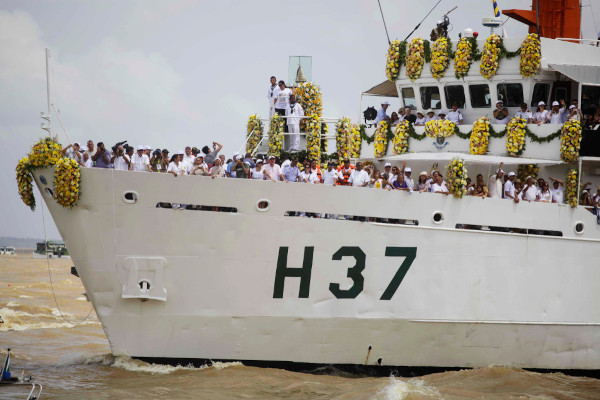 Embarcação da Marinha em Romaria Fluvial, no Círio de Nazaré.