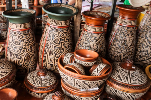 Cerâmicas marajoaras, artesanato tradicional da cultura do Norte.