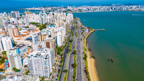 Vista aérea da cidade de Florianópolis, na cidade de Santa Catarina, um dos focos do turismo no Brasil.