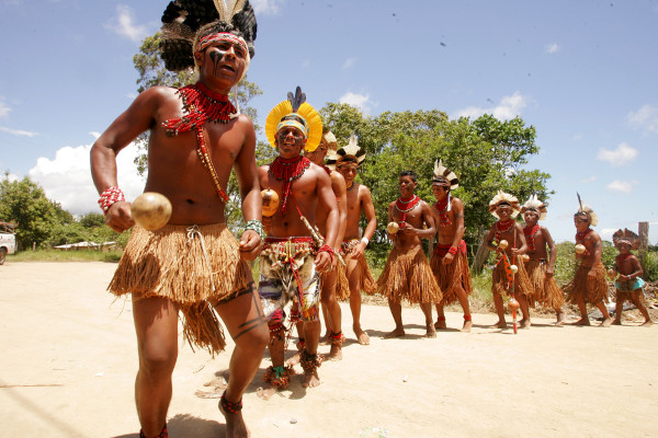 Indígenas pertencentes aos pataxó, um dos povos indígenas que existem no Brasil.