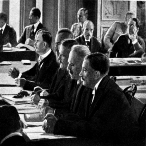 Representantes da Alemanha recebendo o rascunho do Tratado de Versalhes, assinado na Conferência de Paz de Paris. 