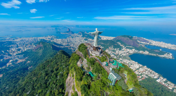 Vista do Cristo Redentor no Corcovado, na cidade do Rio de Janeiro, o principal foco do turismo no Brasil.