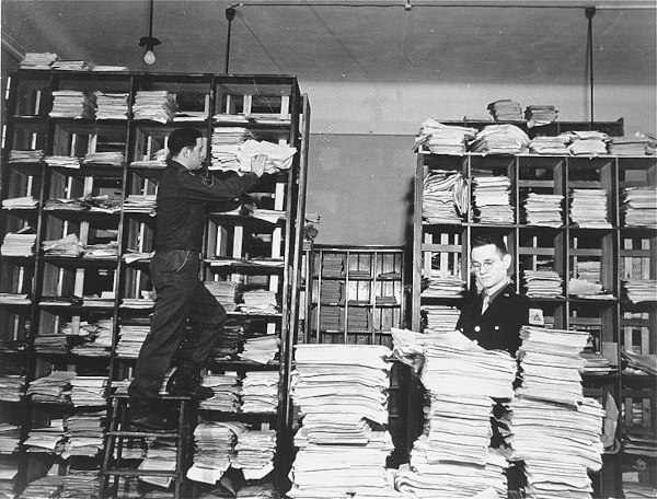 Pilhas de documentos apresentados ao Tribunal de Nuremberg.