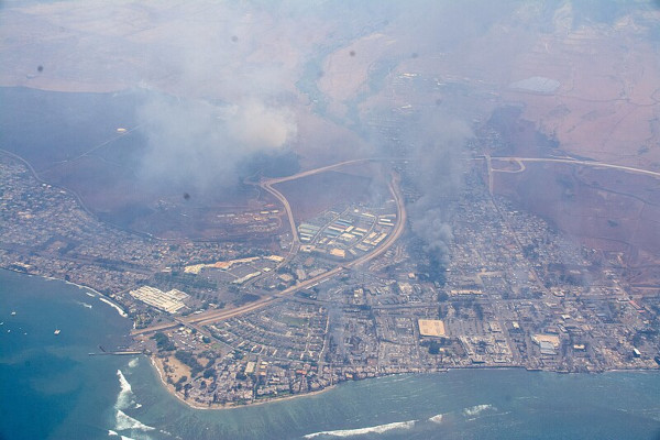 Vista aérea da cidade de Lahaina, a mais atingida pelo incêndio florestal na ilha havaiana de Mauaí em 2023.