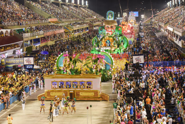 Desfile da escola de samba Mangueira, no Carnaval do Rio de Janeiro, uma das festas que fazem parte da cultura do Sudeste.