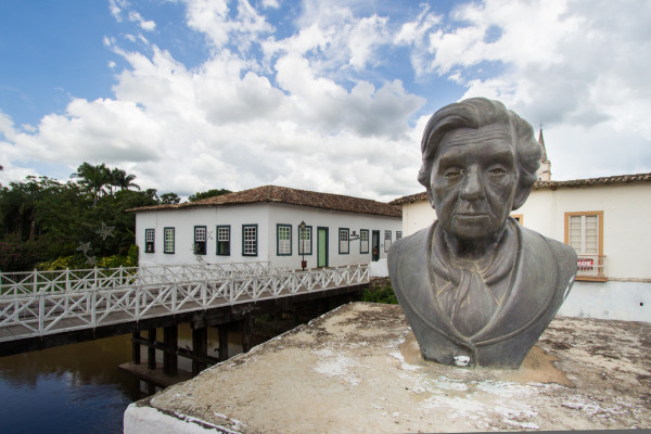 Busto de Cora Coralina, uma poetisa que faz parte da cultura do Centro-Oeste, em frente à sua antiga casa na cidade de Goiás.