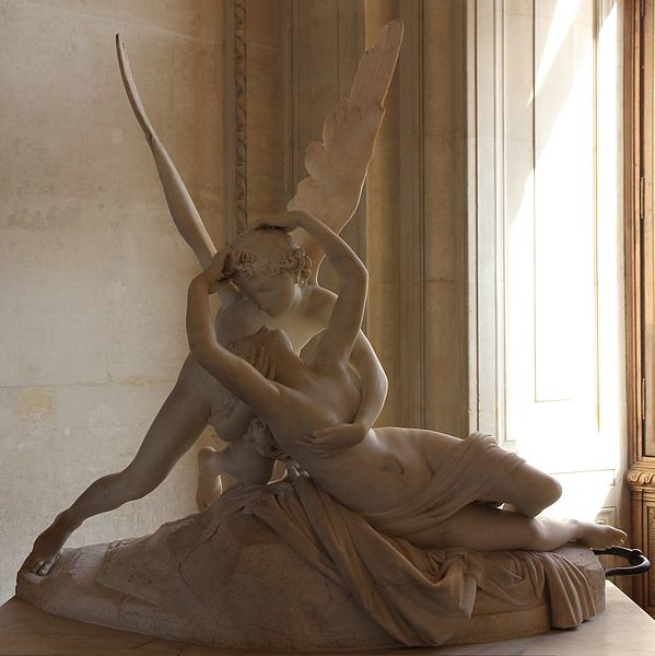 Escultura de Eros beijando Psiquê exposta no Museu do Louvre, em Paris.