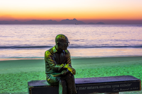 Estátua em homenagem ao poeta Carlos Drummond de Andrade, no Rio de Janeiro.[1]