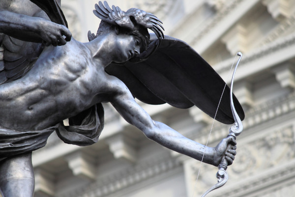 Estátua do deus Eros ou Cupido com arco e flecha.