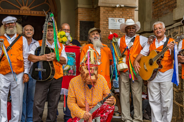 Grupo celebrando a Folia de Reis, uma das festas que fazem parte da cultura do Sudeste. 