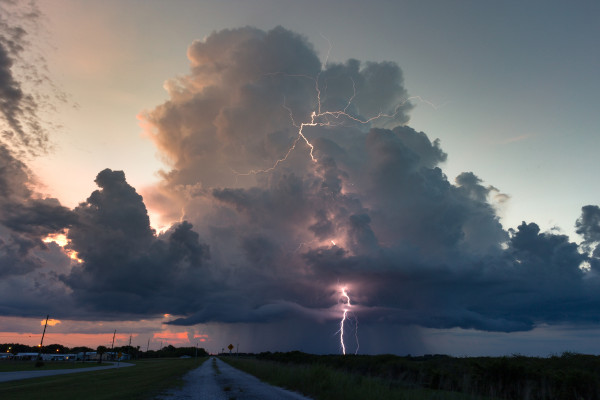 Tempestade acompanhada de raios no sul da Flórida.