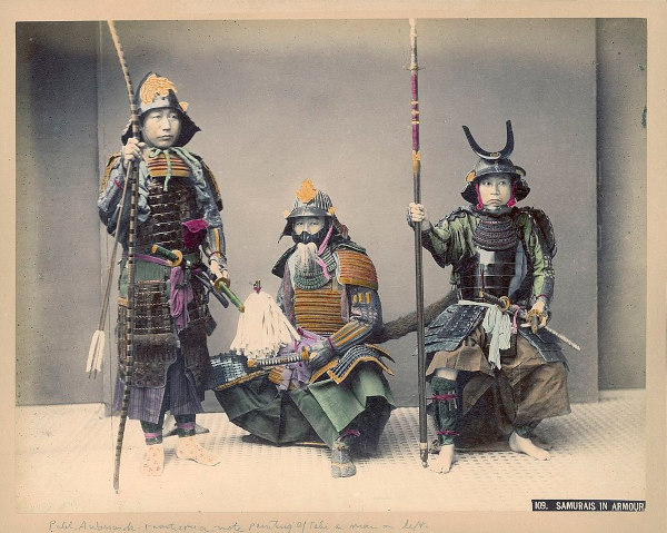 Fotografia de samurais na década de 1860, colorida à mão.