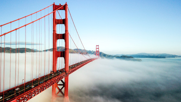 Golden Gate, ponte construída por influência do keynesianismo.
