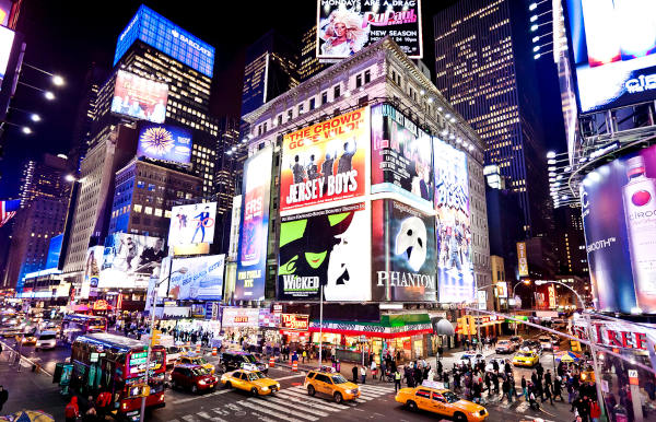 Teatro da Broadway, na Times Square, um importante ponto turístico de Nova York, um dos 50 estados dos Estados Unidos.