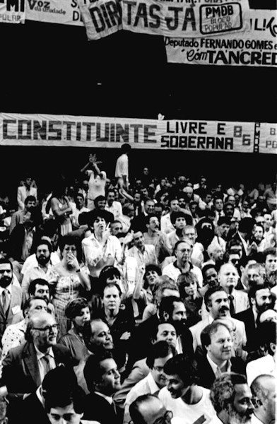 Manifestantes das Diretas Já no plenário da Câmara dos Deputados, em 1984, no contexto da redemocratização do Brasil de 1985.