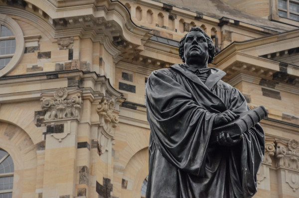Estátua de Lutero em frente a uma igreja, em alusão ao protestantismo.