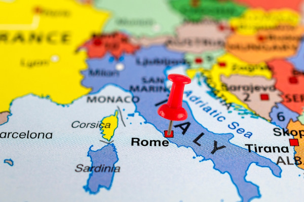 Mapa mostrando a localização geográfica de Roma na costa oeste da Itália.