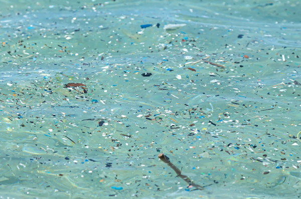 Microplásticos nas águas do oceano.