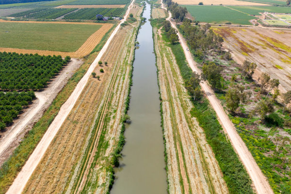 Áreas agrícolas ao longo do curso do rio Jordão.