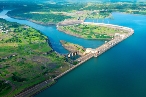 Vista aérea da usina hidrelétrica Itaipu Binacional, que utiliza as águas do Rio Paraná, um dos principais rios do Brasil.