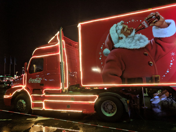 Caminhão de Natal da Coca-Cola, com a imagem do Papai Noel criada por eles, uma curiosidade sobre o Natal.