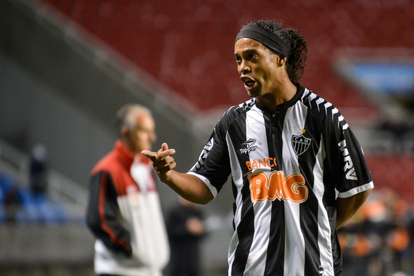 Ronaldinho Gaúcho, ídolo do Atlético-MG, durante a partida do Campeonato Brasileiro contra o Flamengo, em 2012.[2]