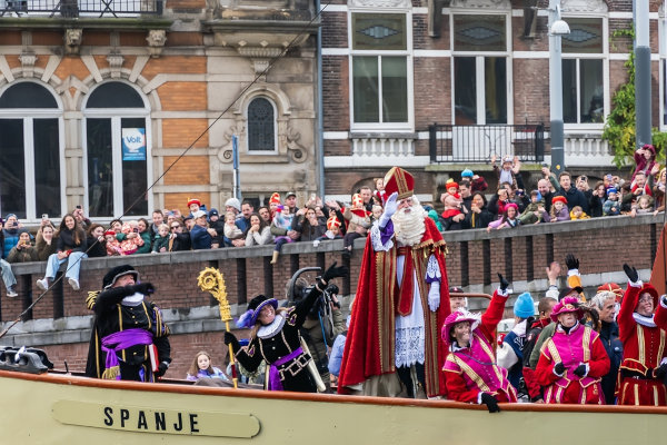 Sinterklaas em rua pública, figura holandesa que inspirou a noção de Papai Noel, uma curiosidade sobre o Natal.