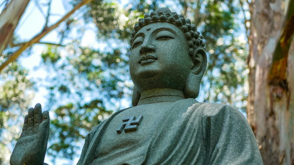 Estátua de Buda com uma suástica gravada.